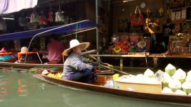 Damnoen Saduak Floating Market, Tayland 'ın başkenti Bangkok' un yaklaşık 100 kilometre güneybatısında bulunan Damnoen Saduak Bölgesi 'nde yüzen bir pazardır. 19 Ocak 2020
