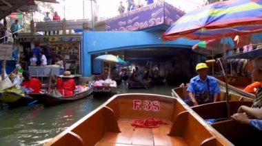 Damnoen Saduak Floating Market, Tayland 'ın başkenti Bangkok' un yaklaşık 100 kilometre güneybatısında bulunan Damnoen Saduak Bölgesi 'nde yüzen bir pazardır. 19 Ocak 2020