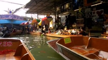 Damnoen Saduak Floating Market, Tayland 'ın başkenti Bangkok' un yaklaşık 100 kilometre güneybatısında bulunan Damnoen Saduak Bölgesi 'nde yüzen bir pazardır. 19 Ocak 2020