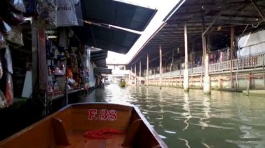 Damnoen Saduak Floating Market, Tayland 'ın başkenti Bangkok' un yaklaşık 100 kilometre güneybatısında bulunan Damnoen Saduak Bölgesi 'nde yüzen bir pazardır. 19 Ocak 2020