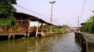 Damnoen Saduak Floating Market, Tayland 'ın başkenti Bangkok' un yaklaşık 100 kilometre güneybatısında bulunan Damnoen Saduak Bölgesi 'nde yüzen bir pazardır. 19 Ocak 2020