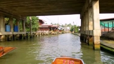 Damnoen Saduak Floating Market, Tayland 'ın başkenti Bangkok' un yaklaşık 100 kilometre güneybatısında bulunan Damnoen Saduak Bölgesi 'nde yüzen bir pazardır. 19 Ocak 2020