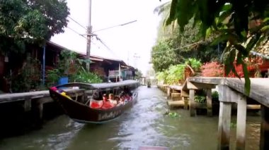 Damnoen Saduak Floating Market, Tayland 'ın başkenti Bangkok' un yaklaşık 100 kilometre güneybatısında bulunan Damnoen Saduak Bölgesi 'nde yüzen bir pazardır. 19 Ocak 2020