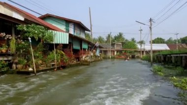 Damnoen Saduak Floating Market, Tayland 'ın başkenti Bangkok' un yaklaşık 100 kilometre güneybatısında bulunan Damnoen Saduak Bölgesi 'nde yüzen bir pazardır. 19 Ocak 2020