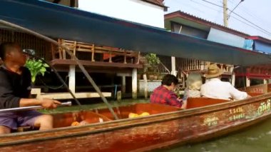 Damnoen Saduak Floating Market, Tayland 'ın başkenti Bangkok' un yaklaşık 100 kilometre güneybatısında bulunan Damnoen Saduak Bölgesi 'nde yüzen bir pazardır. 19 Ocak 2020