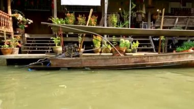 Damnoen Saduak Floating Market, Tayland 'ın başkenti Bangkok' un yaklaşık 100 kilometre güneybatısında bulunan Damnoen Saduak Bölgesi 'nde yüzen bir pazardır. 19 Ocak 2020