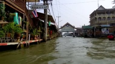 Damnoen Saduak Floating Market, Tayland 'ın başkenti Bangkok' un yaklaşık 100 kilometre güneybatısında bulunan Damnoen Saduak Bölgesi 'nde yüzen bir pazardır. 19 Ocak 2020