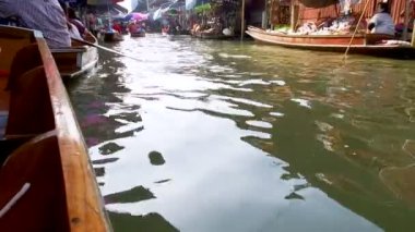 Damnoen Saduak Floating Market, Tayland 'ın başkenti Bangkok' un yaklaşık 100 kilometre güneybatısında bulunan Damnoen Saduak Bölgesi 'nde yüzen bir pazardır. 19 Ocak 2020