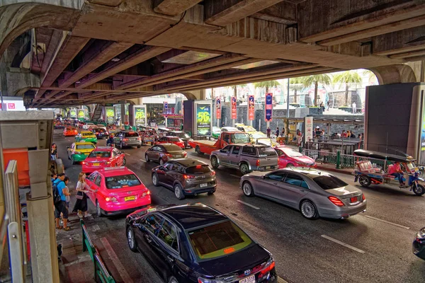 Tráfico en el centro de Bangkok Tailandia —  Fotos de Stock