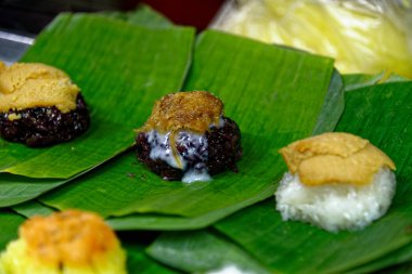 Muz yaprağının üzerindeki yapışkan pirinç geleneksel bir Tayland sokak yemeğidir. Tatlı atıştırmalık.