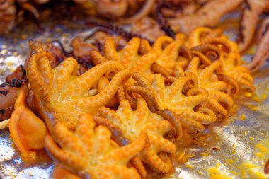 Tayland yemeği. Bangkok, Tayland 'daki yiyecek pazarında ızgara deniz ürünleri.