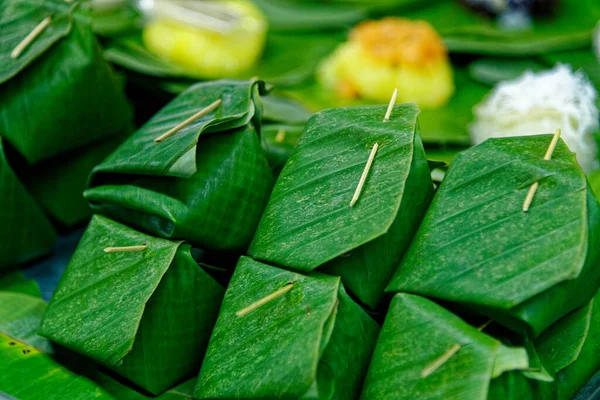 バナナの葉の上のもち米は 伝統的なタイの通りの食べ物甘いお菓子です — ストック写真