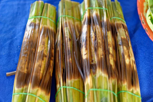 バナナの葉の上のもち米は 伝統的なタイの通りの食べ物甘いお菓子です — ストック写真