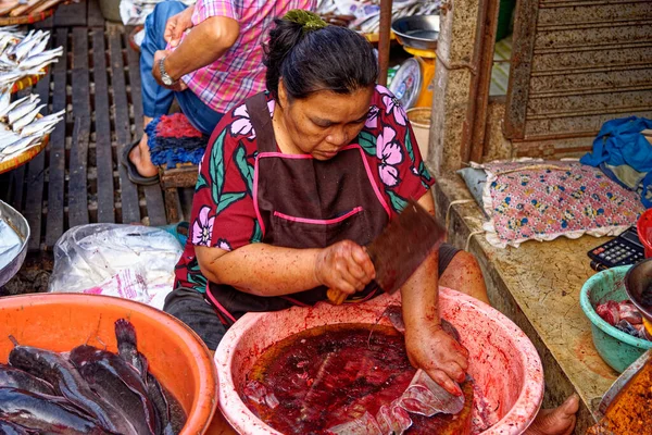 バンコク ストリート新鮮な市場で女性が魚や肉屋を殺す 2020年1月19日タイ バンコク — ストック写真