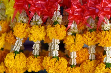Tayland, Bangkok. Kurban olarak el yapımı çiçek aranjmanları kullanılıyor.