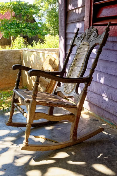 古巴文纳莱斯一座典型的老房子前的古董店摇椅 — 图库照片