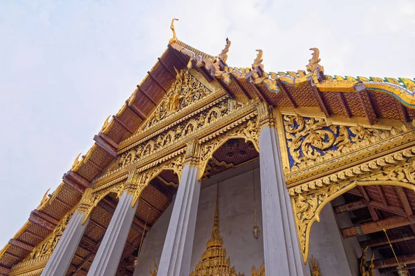 タイ中央部のワット プラカウエと王宮の歴史的な仏教寺院の敷地内にあるロイヤル パンテオン — ストック写真