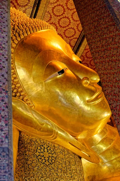 Estátua Buda Ouro Reclinando Dentro Templo Wat Pho Bangkok Tailândia — Fotografia de Stock