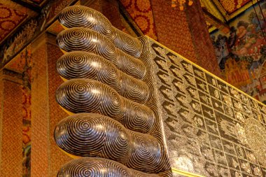 Altın uzanan Buda heykeli - ayak detayları - Wat Pho tapınağının içinde, Bangkok Tayland