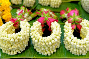 Flower Market Tayland, Bangkok. Budist tapınaklarında sunulan el yapımı çiçek düzenlemeleri