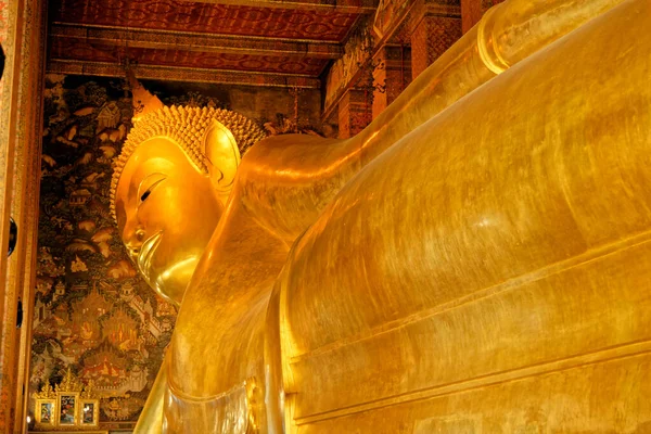 Estátua Buda Ouro Reclinando Dentro Templo Wat Pho Bangkok Tailândia — Fotografia de Stock