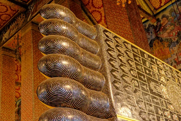 Estatua Buda Oro Reclinado Detalles Los Pies Dentro Del Templo — Foto de Stock