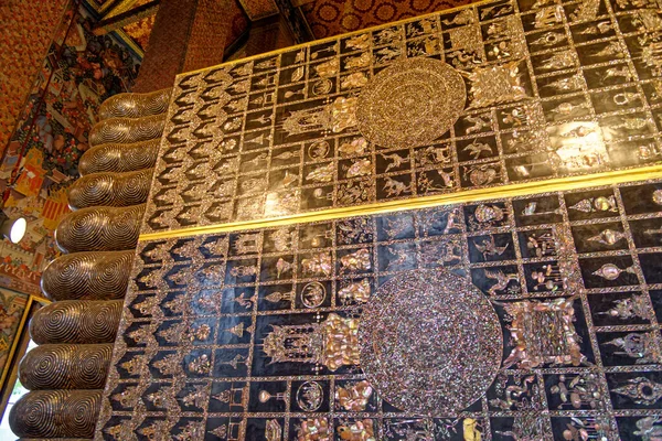 ゴールデンリクライニング仏像 足の詳細 ワット ポー寺院 バンコクタイの内部 — ストック写真