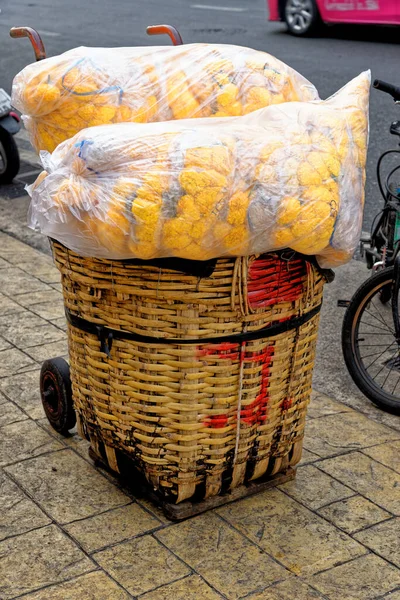 Πλαστικές Σακούλες Γεμάτες Κομμένα Λουλούδια Στην Αγορά Λουλουδιών Pak Khlong — Φωτογραφία Αρχείου