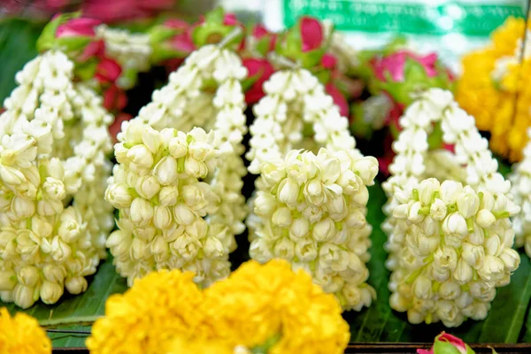 花市場タイ バンコク 仏教寺院での供物として用いられる手作りのフラワーアレンジメント — ストック写真