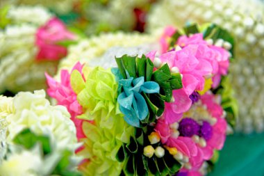 Flower Market Tayland, Bangkok. Budist tapınaklarında sunulan el yapımı çiçek düzenlemeleri