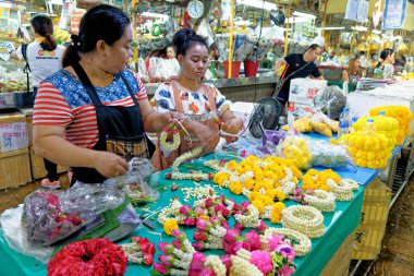 Womnn, Bangkok 'taki Pak Khlong Talat çiçek pazarında çiçek düzenlemesi yapıyor. 20 Ocak 2020