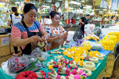 Womnn, Bangkok 'taki Pak Khlong Talat çiçek pazarında çiçek düzenlemesi yapıyor. 20 Ocak 2020