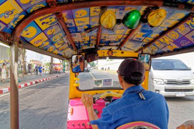 Tuk-tuk 'lar Tayland şehirlerinde popüler olan üç tekerlekli açık araçlardır. Bangkok, Tayland 'da bir Tuk Tuk' ın içinde - 20 Ocak 2020