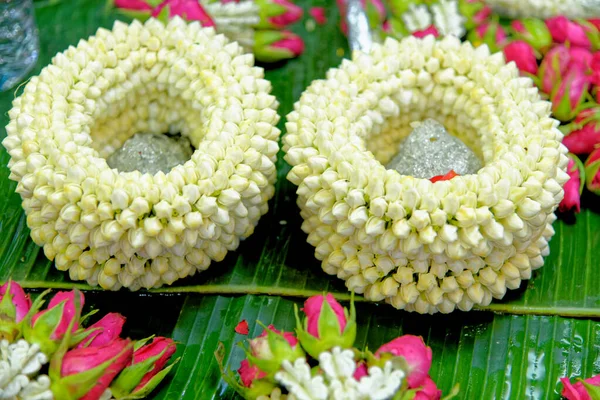 花市場タイ バンコク 仏教寺院での供物として用いられる手作りのフラワーアレンジメント — ストック写真