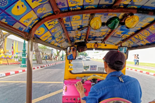 Tuk-tuk 'lar Tayland şehirlerinde popüler olan üç tekerlekli açık araçlardır. Bangkok, Tayland 'da bir Tuk Tuk' ın içinde - 20 Ocak 2020