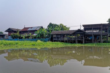 Ayutthaya, Tayland 'da Chao Phraya Nehri kıyısındaki geleneksel Tayland evi - 21 Ocak 2020