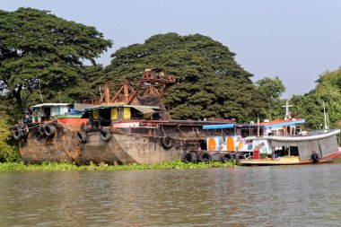 Tayland, Ayutthaya 'daki Chao Phraya nehrinde römorkör kargo gemisi.