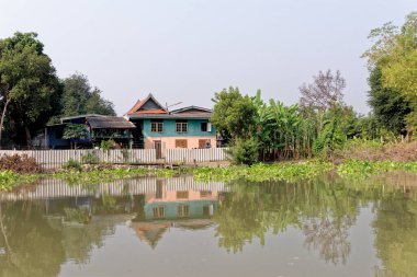Ayutthaya, Tayland 'da Chao Phraya Nehri kıyısındaki geleneksel Tayland evi - 21 Ocak 2020