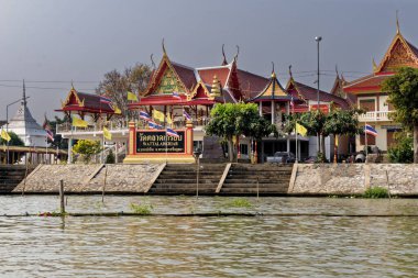 Ayutthaya, Tayland 'ın Chao Phraya Nehri kıyısındaki tapınak - 21 Ocak 2020