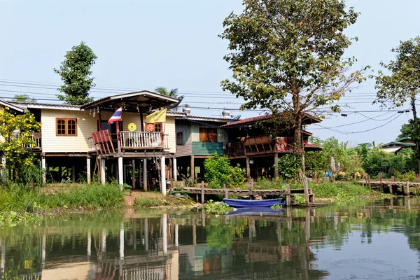 Παραδοσιακό Σπίτι Της Ταϊλάνδης Από Νερό Στις Όχθες Του Ποταμού — Φωτογραφία Αρχείου