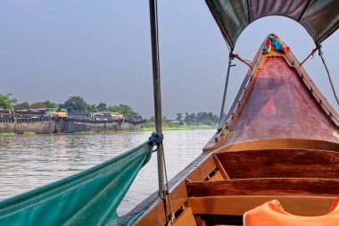 Kadim Ayutthaya, Tayland 'da Chao Phraya nehri kıyısında uzun kuyruklu tekne gezisi.
