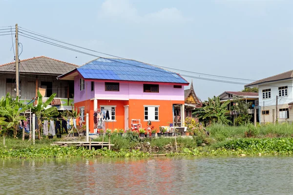 Tradizionale Casa Thailandese Sull Acqua Sulle Rive Del Fiume Chao — Foto Stock