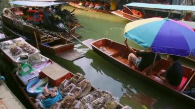 Tha Kha Yüzen Pazarı - Amphawa Bölgesi, Samut Songkhram - Tayland. Bangkok yakınlarındaki en ünlü yüzen marketlerden biri. 19 Ocak 2020