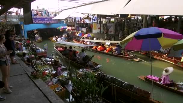 Tha Kha Floating Market Amphawa District Samut Songkhram バンコクの近くで最も有名な水上マーケットの1つ 2020年1月19日 — ストック動画