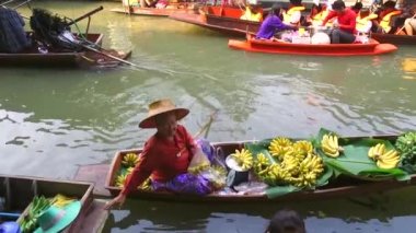 Tha Kha Yüzen Pazarı - Amphawa Bölgesi, Samut Songkhram - Tayland. Bangkok yakınlarındaki en ünlü yüzen marketlerden biri. 19 Ocak 2020