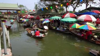 Damnoen Saduak Floating Market, Tayland 'ın başkenti Bangkok' un yaklaşık 100 kilometre güneybatısında bulunan Damnoen Saduak Bölgesi 'nde yüzen bir pazardır. 19 Ocak 2020