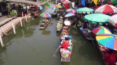 Damnoen Saduak Floating Market, Tayland 'ın başkenti Bangkok' un yaklaşık 100 kilometre güneybatısında bulunan Damnoen Saduak Bölgesi 'nde yüzen bir pazardır. 19 Ocak 2020
