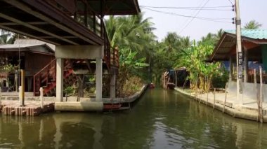 Damnoen Saduak Floating Market, Tayland 'ın başkenti Bangkok' un yaklaşık 100 kilometre güneybatısında bulunan Damnoen Saduak Bölgesi 'nde yüzen bir pazardır. 19 Ocak 2020