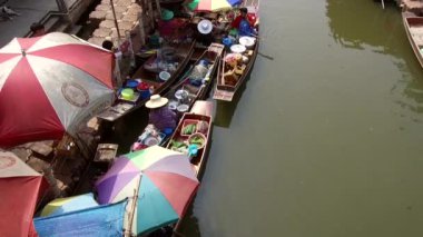 Damnoen Saduak Floating Market, Tayland 'ın başkenti Bangkok' un yaklaşık 100 kilometre güneybatısında bulunan Damnoen Saduak Bölgesi 'nde yüzen bir pazardır. 19 Ocak 2020