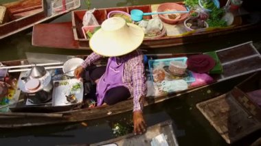 Damnoen Saduak Floating Market, Tayland 'ın başkenti Bangkok' un yaklaşık 100 kilometre güneybatısında bulunan Damnoen Saduak Bölgesi 'nde yüzen bir pazardır. 19 Ocak 2020